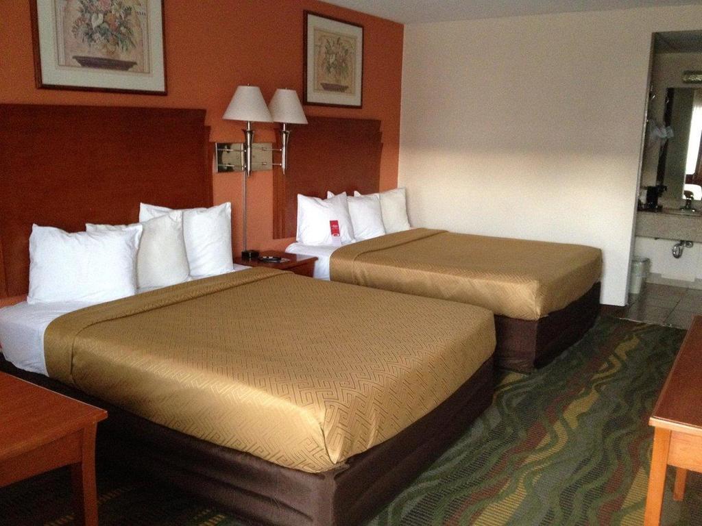 Econo Lodge Mcpherson Luaran gambar