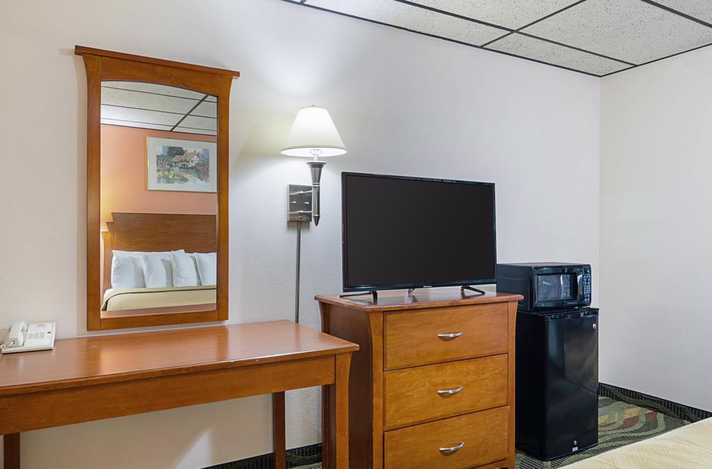 Econo Lodge Mcpherson Luaran gambar