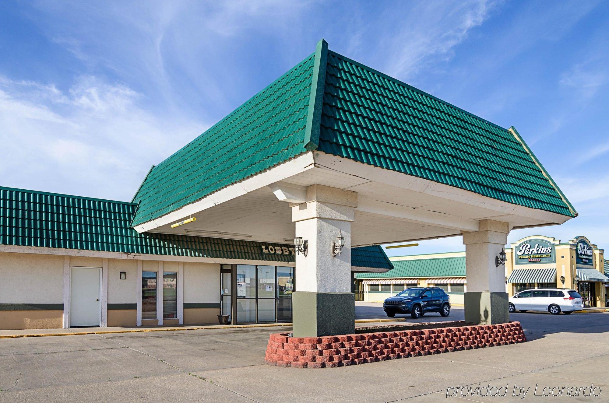 Econo Lodge Mcpherson Luaran gambar