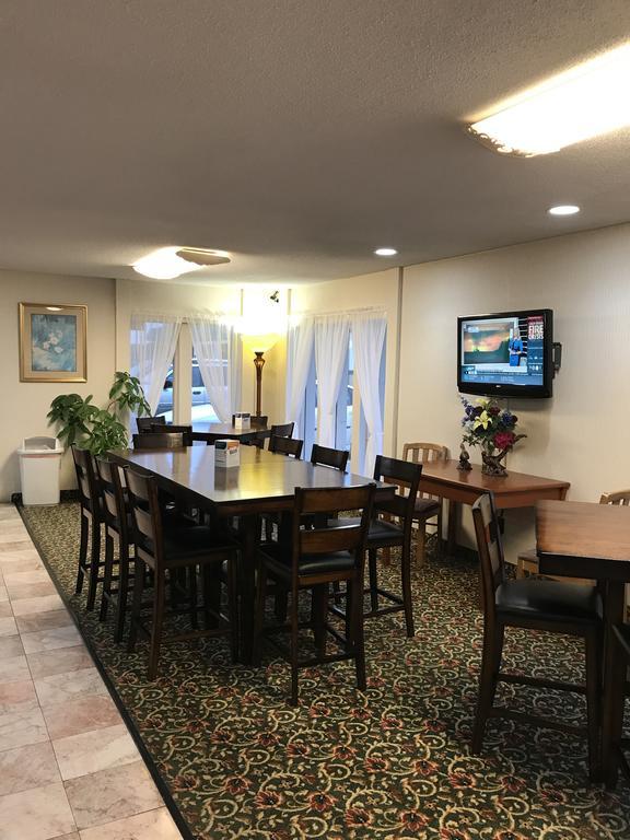 Econo Lodge Mcpherson Luaran gambar