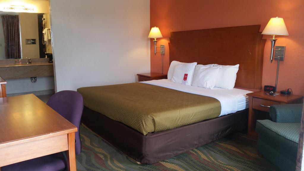 Econo Lodge Mcpherson Luaran gambar