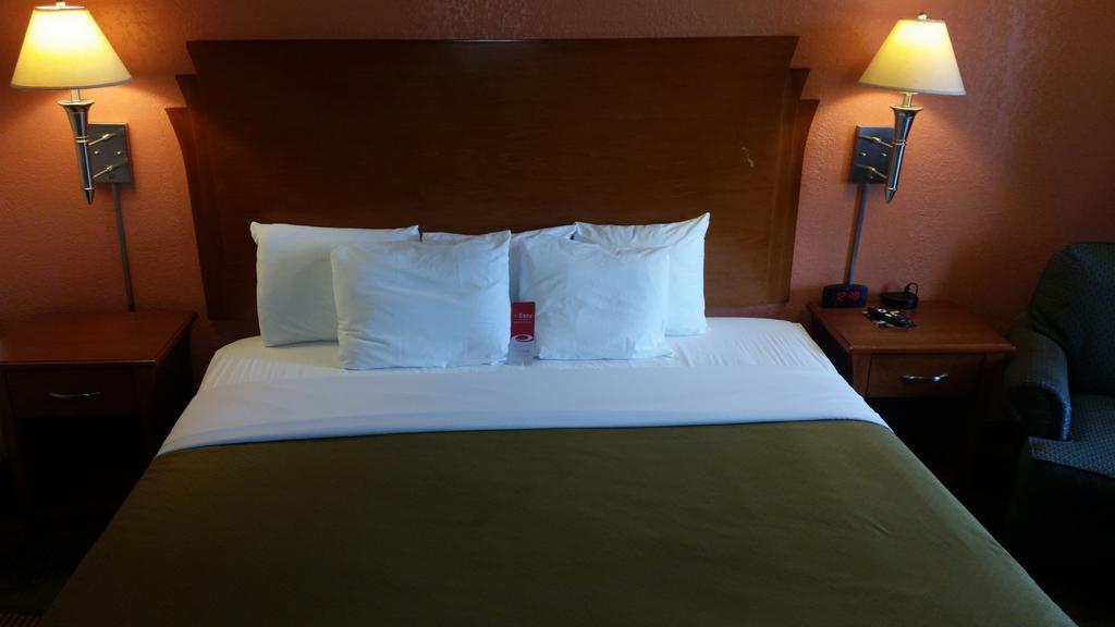 Econo Lodge Mcpherson Luaran gambar